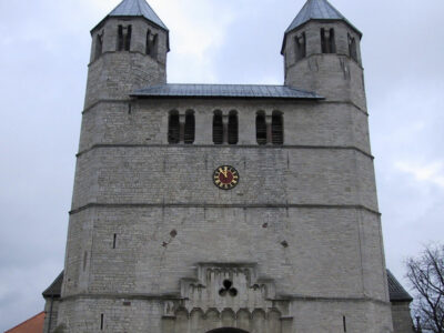 Vergoldung des Zifferblatts der Stiftskirche in Bad Gandersheim